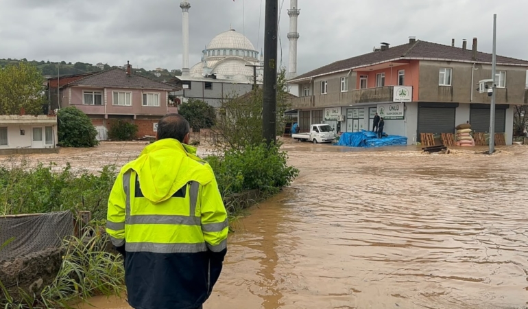 Sakarya Karasu'da Şiddetli Yağışın Ardından Dere Taştı Çok Sayıda Mülk Sular Altında Kaldı