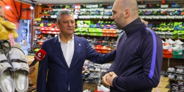 Rize'deki Sel Bölgesini İnceleyen Özgür Özel Pazar Esnafıyla Buluştu