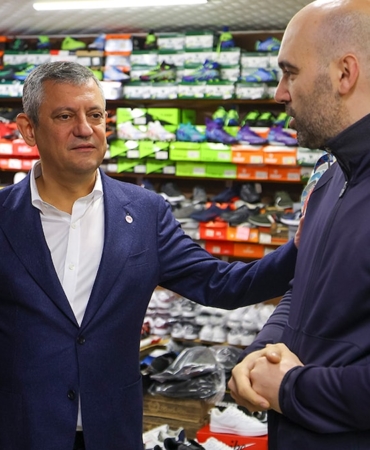 Rize'deki Sel Bölgesini İnceleyen Özgür Özel Pazar Esnafıyla Buluştu
