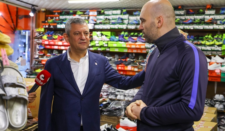 Rize'deki Sel Bölgesini İnceleyen Özgür Özel Pazar Esnafıyla Buluştu