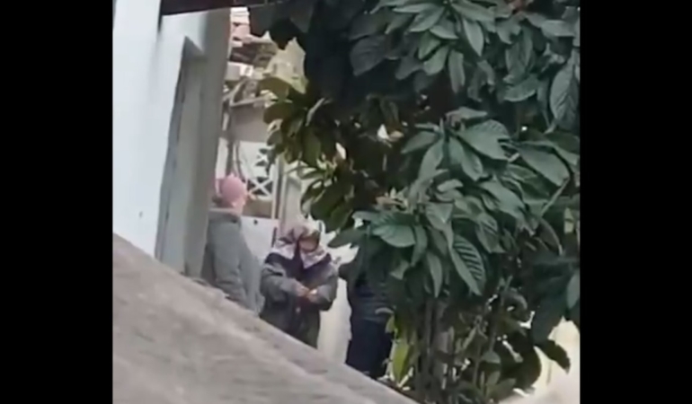 Esenyurt'ta Gecekondu Bahçesindeki Uyuşturucu Alışverişi Polis Kamerasında