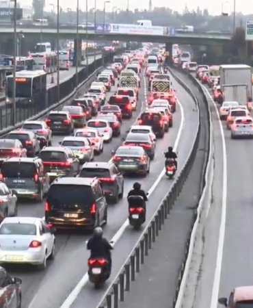 İstanbul'da haftanın ilk gününde trafik yoğunluğu Anadolu Yakası'nda yüzde 78'i buldu