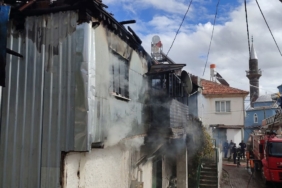 Sandıklı Çambeyli Köyünde Çıkan Yangında İki Katlı Ahşap Ev Kül Oldu