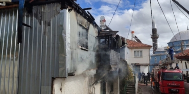 Sandıklı Çambeyli Köyünde Çıkan Yangında İki Katlı Ahşap Ev Kül Oldu