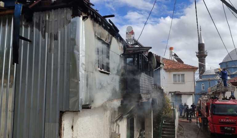 Sandıklı Çambeyli Köyünde Çıkan Yangında İki Katlı Ahşap Ev Kül Oldu