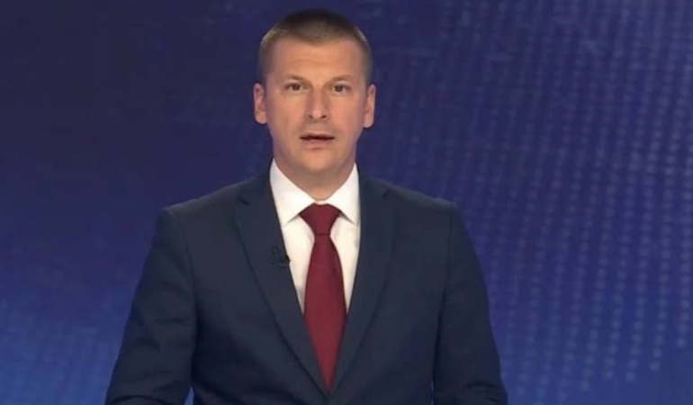 Sırbistan'da Seçim Sonrası Kamu Yayıncısı RTV Canlı Yayında İzleyicilerinden Özür Diledi